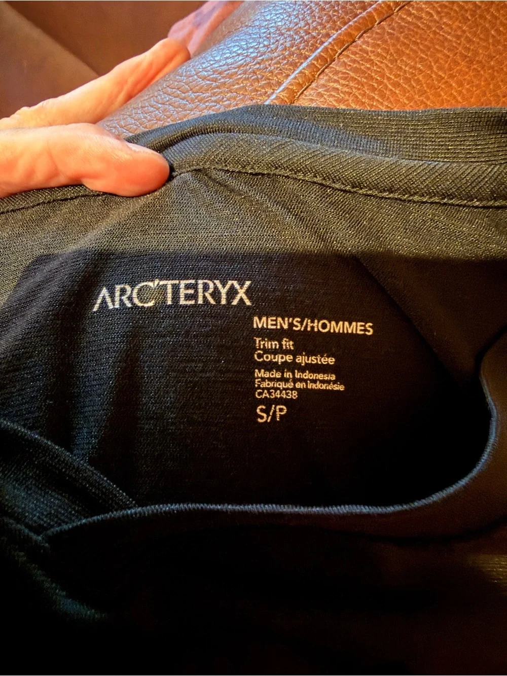 Arcteryx Men’s Black V neck trim fit top short sleeve size small EUC - Picture 4 of 4